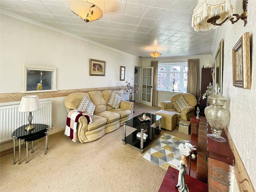 Property photo 3 of 16 Lounge