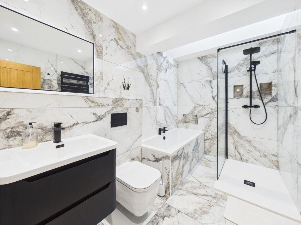 Property photo 2 of 14 Bathroom
