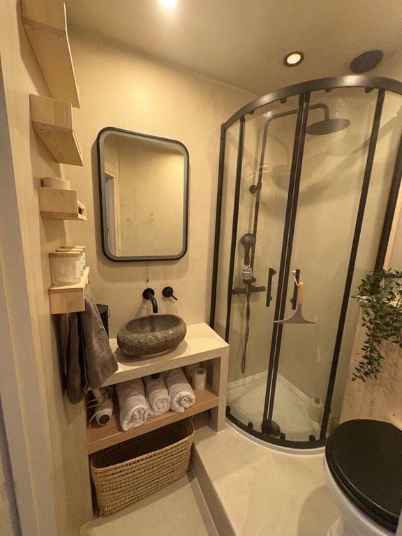 Property photo 2 of 9 Bathroom
