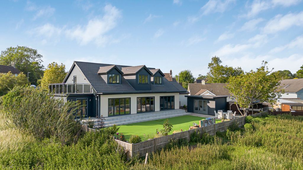 Property photo 2 of 33