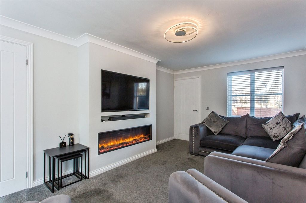 Property photo 2 of 19 Lounge