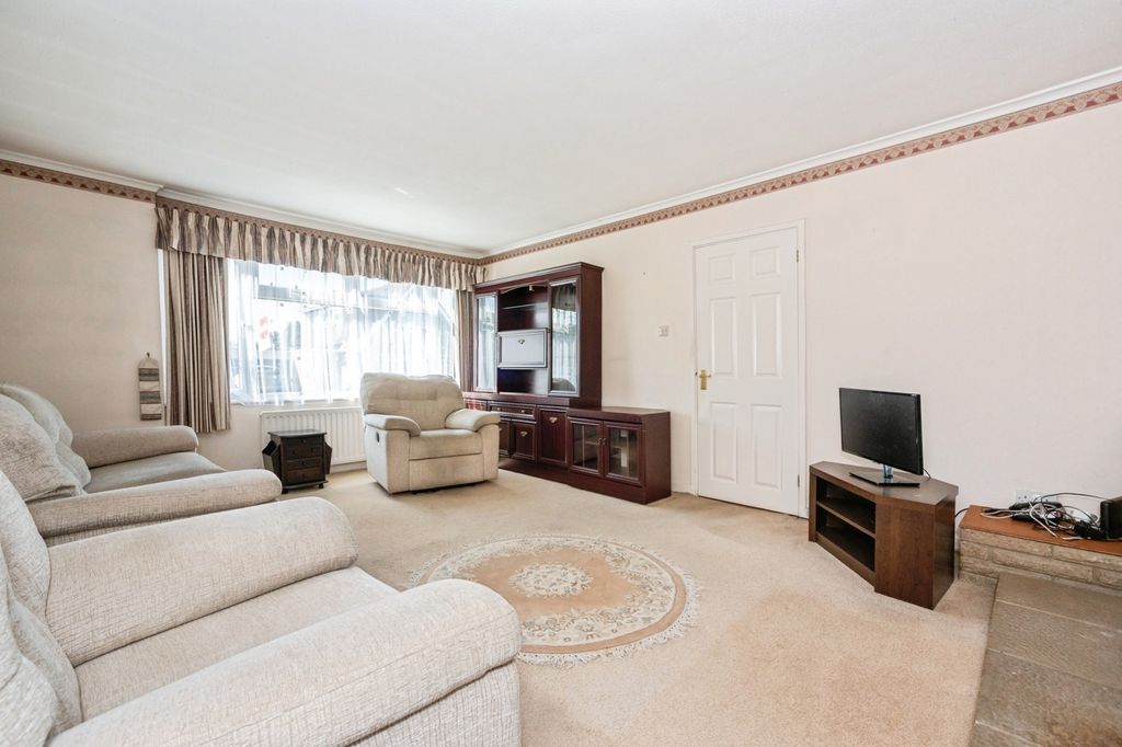 Property photo 3 of 15 Lounge