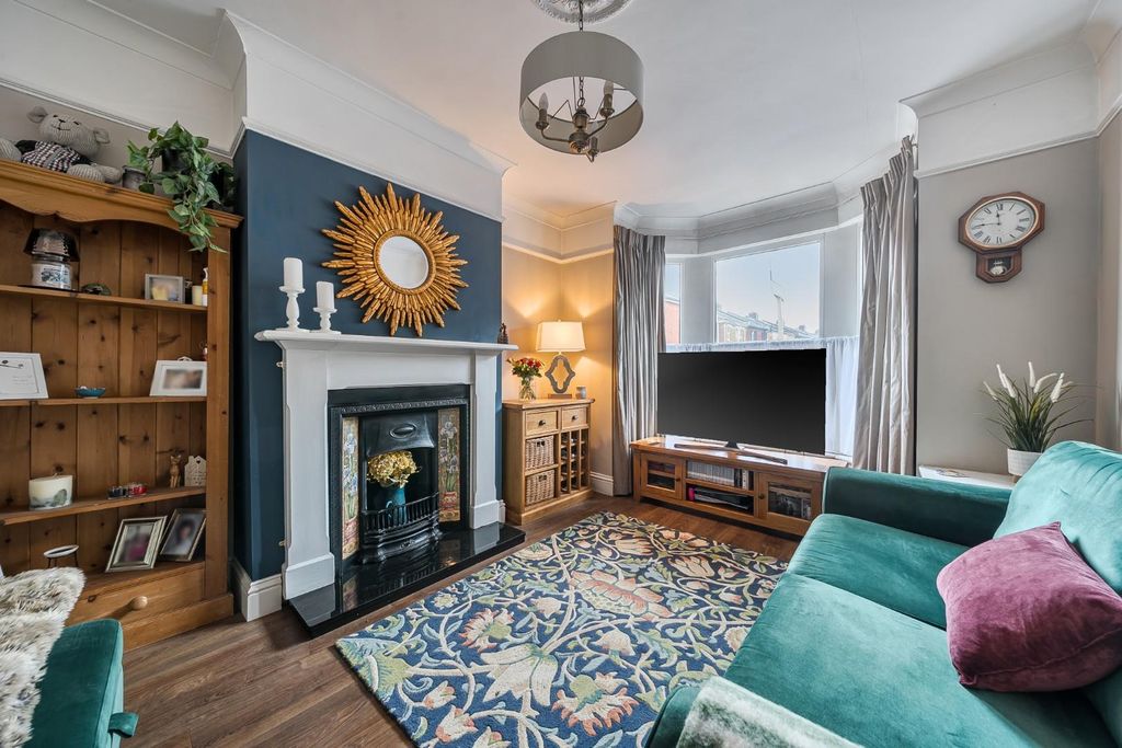 Property photo 2 of 16 1-6982Eeec722d0-1405612-3-6981F8312B7Ff-1.Jpg