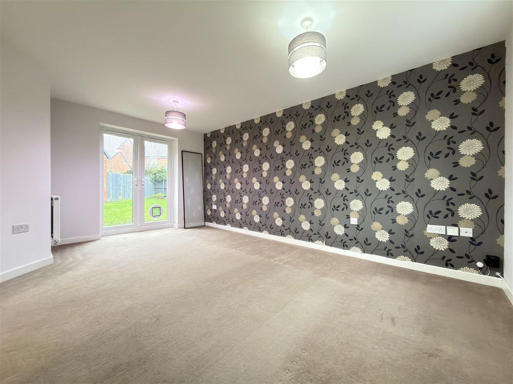 Property photo 2 of 18 Lounge