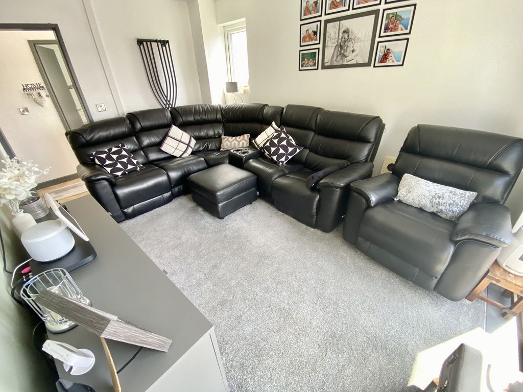 Property photo 2 of 12 Lounge