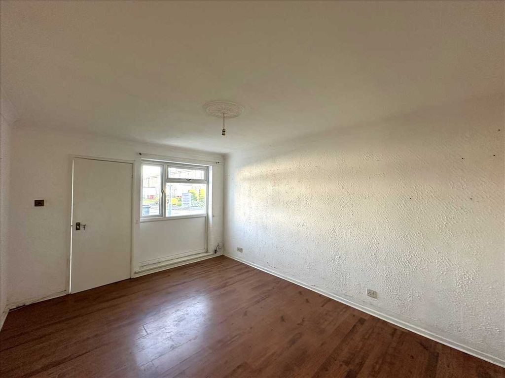 Property photo 3 of 9 Lounge: