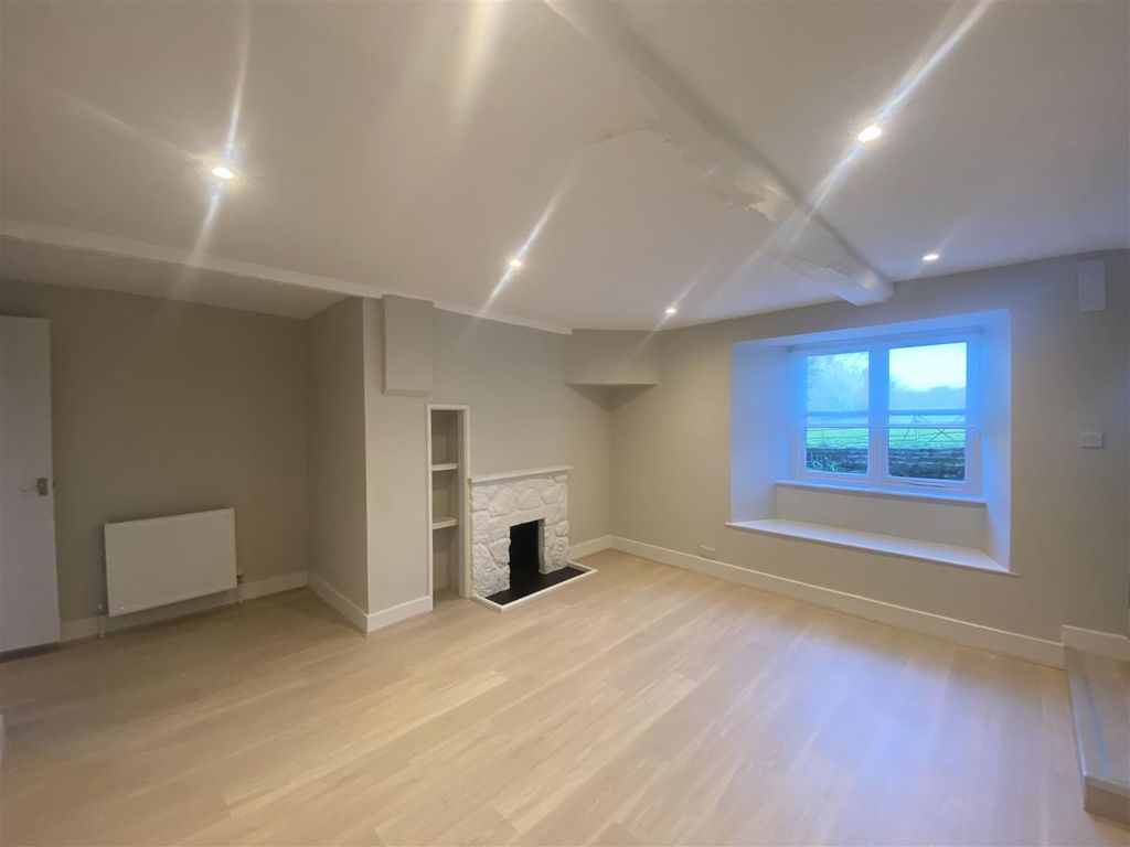 Property photo 3 of 9 Lounge