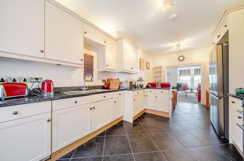 Property photo 3 of 30 1396584-15-697259...