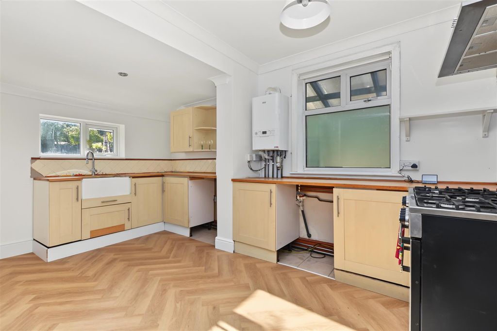 Property photo 3 of 9 Kitchen