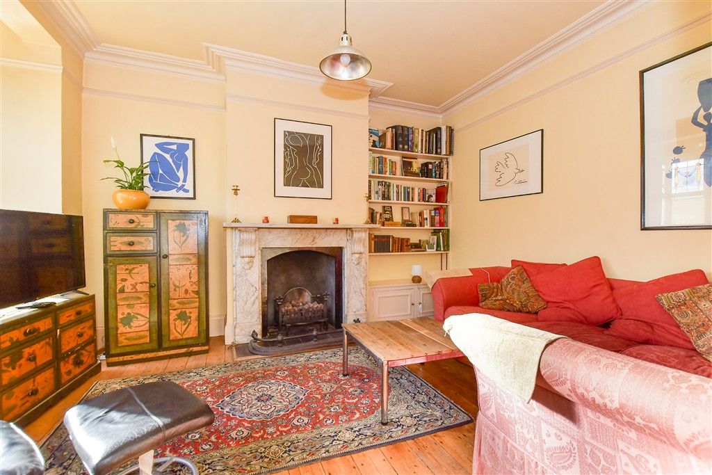 Property photo 1 of 18 Lounge