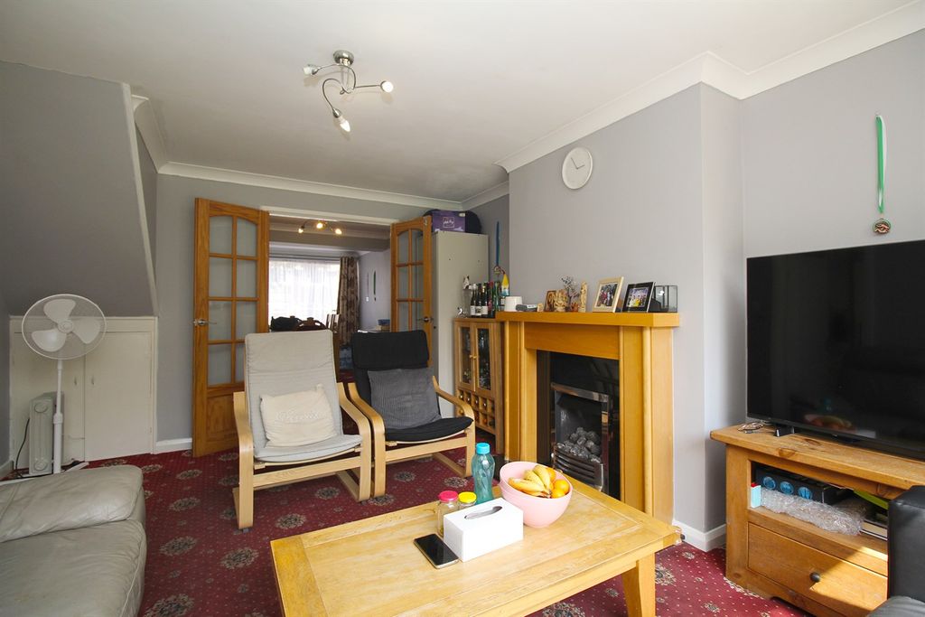 Property photo 3 of 32 Lounge