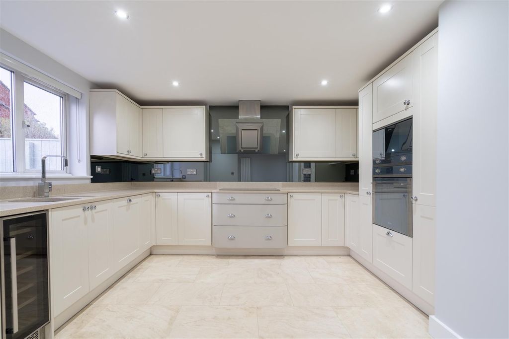 Property photo 3 of 11 Kitchen