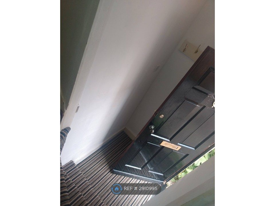 Property photo 3 of 9 Entrance Hall