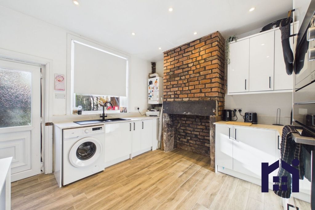 Property photo 3 of 14 Kitchen