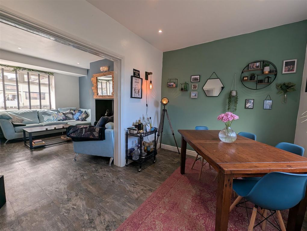 Property photo 1 of 13 Lounge