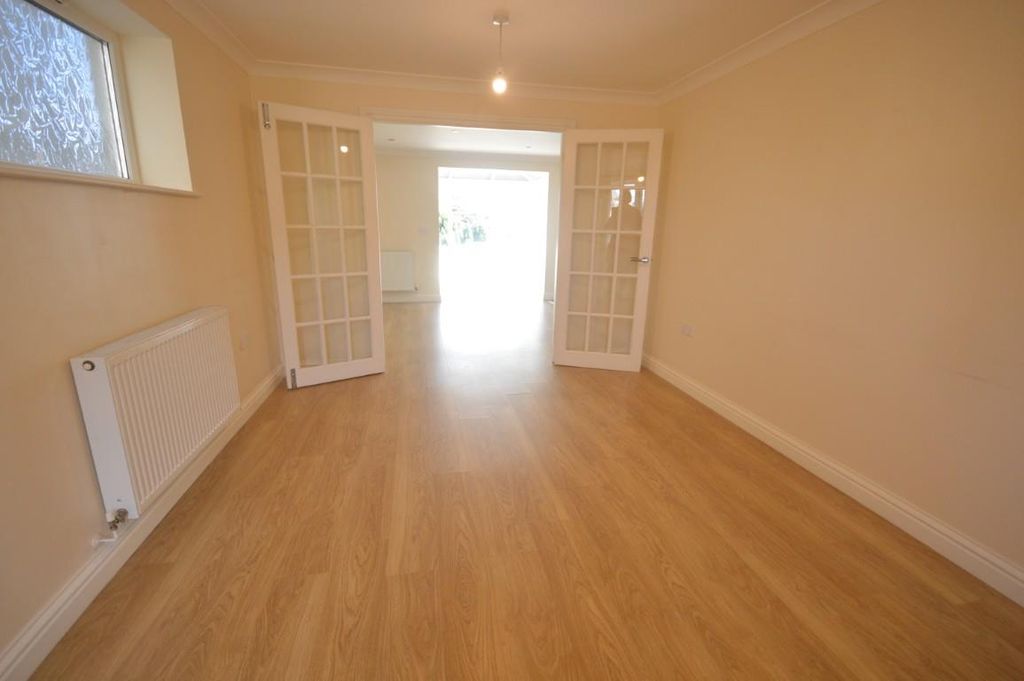 Property photo 3 of 17 Dsc_0031 (Medium).Jpg