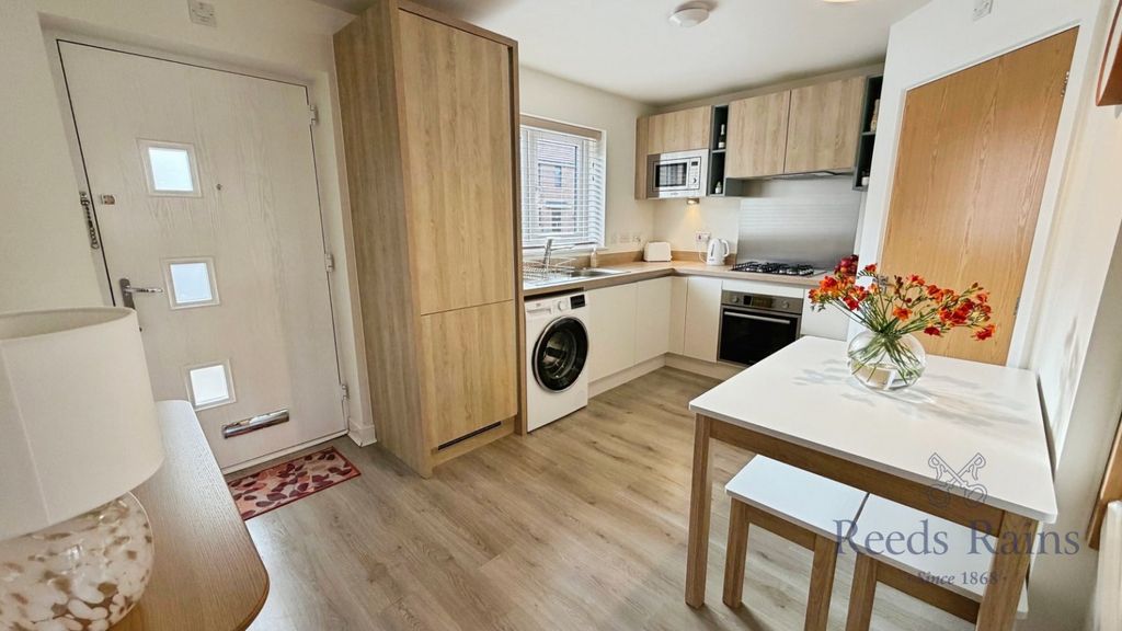 Property photo 3 of 10 Kitchen