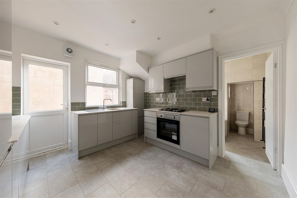 Property photo 3 of 16 Hatherley Road, E17