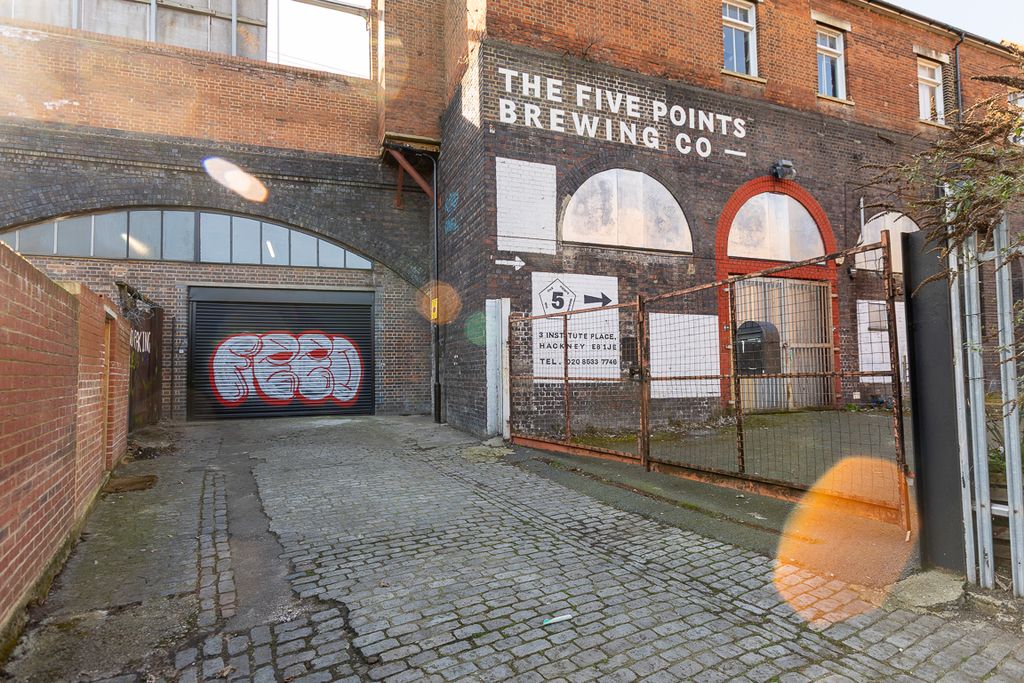 Property photo 1 of 10 The Front Of An Arch.