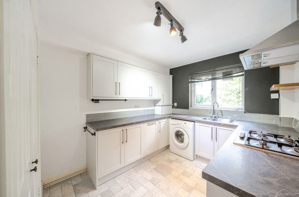 Property photo 2 of 11 Kitchen