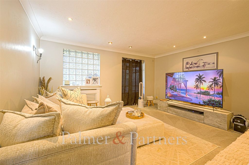 Property photo 2 of 6 Lounge