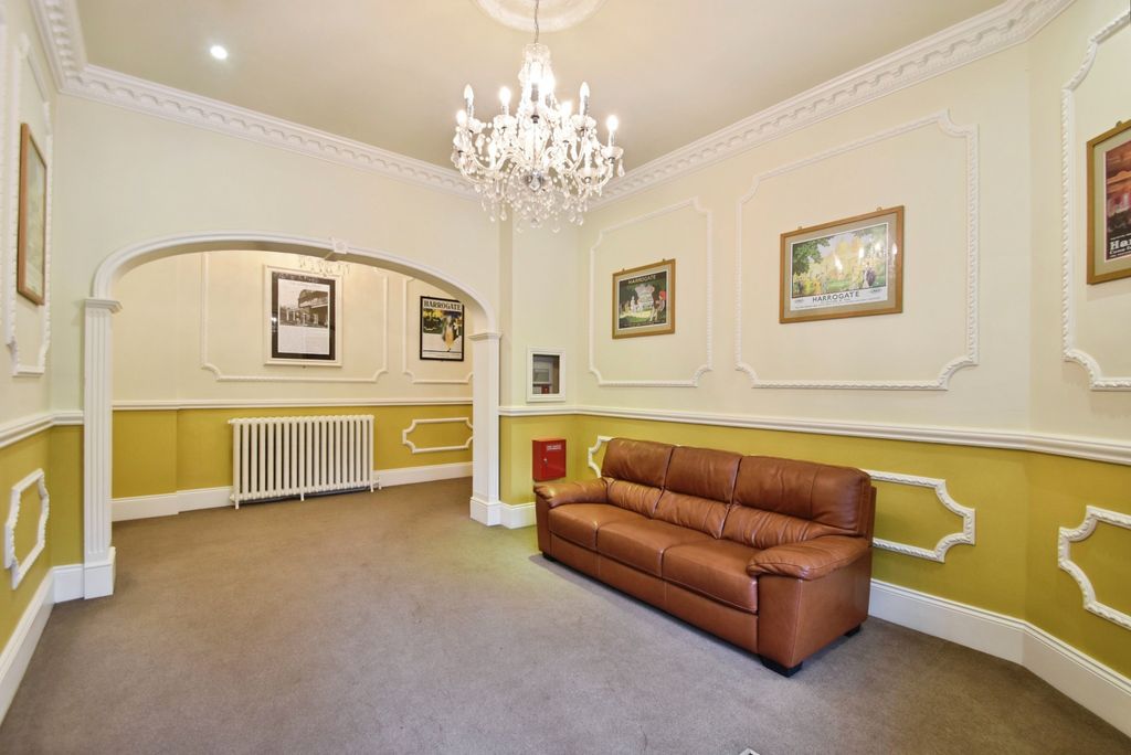 Property photo 3 of 22 Entrance Hall