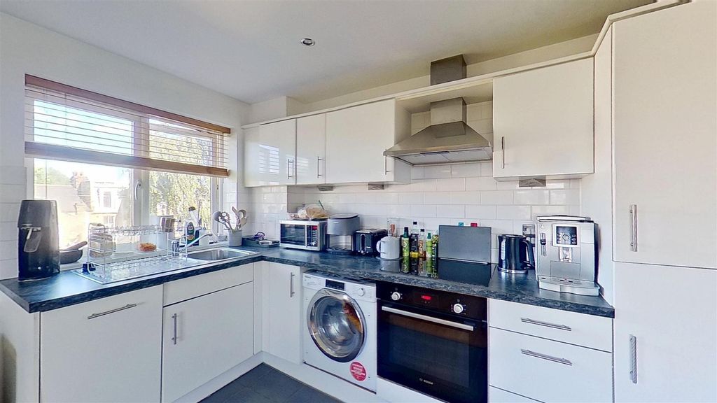 Property photo 2 of 13 Voltaire-Buildings-Garratt-Lane-Sw18-09092025_1736