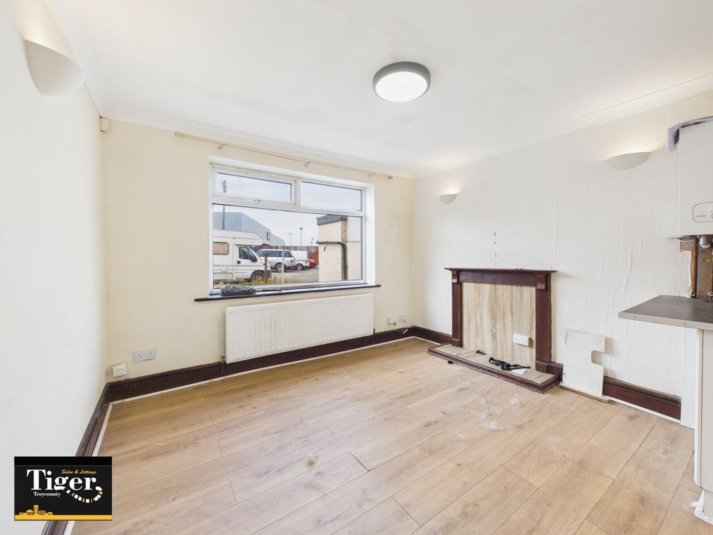 Property photo 3 of 6 Cam03440G0-Pr0674-Still005