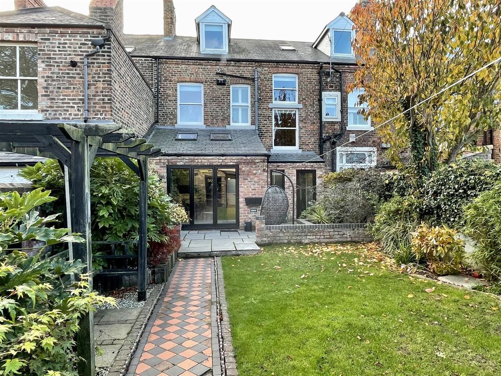 Property photo 2 of 21 Externally