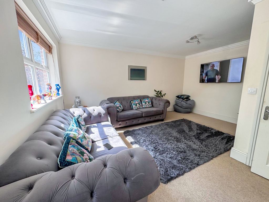Property photo 2 of 16 Lounge