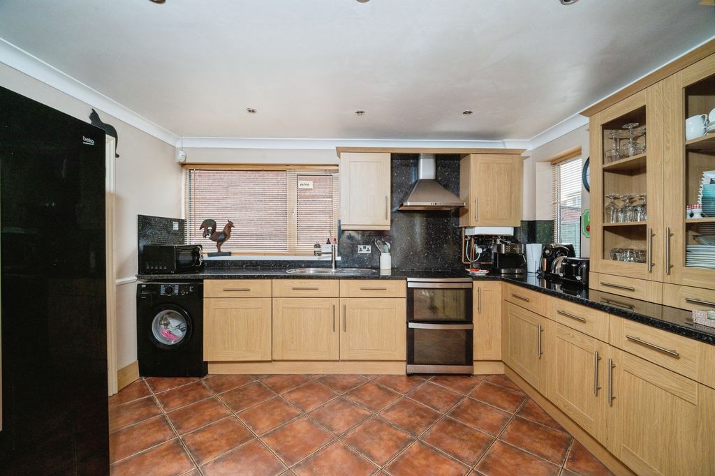 Property photo 3 of 17 Kitchen