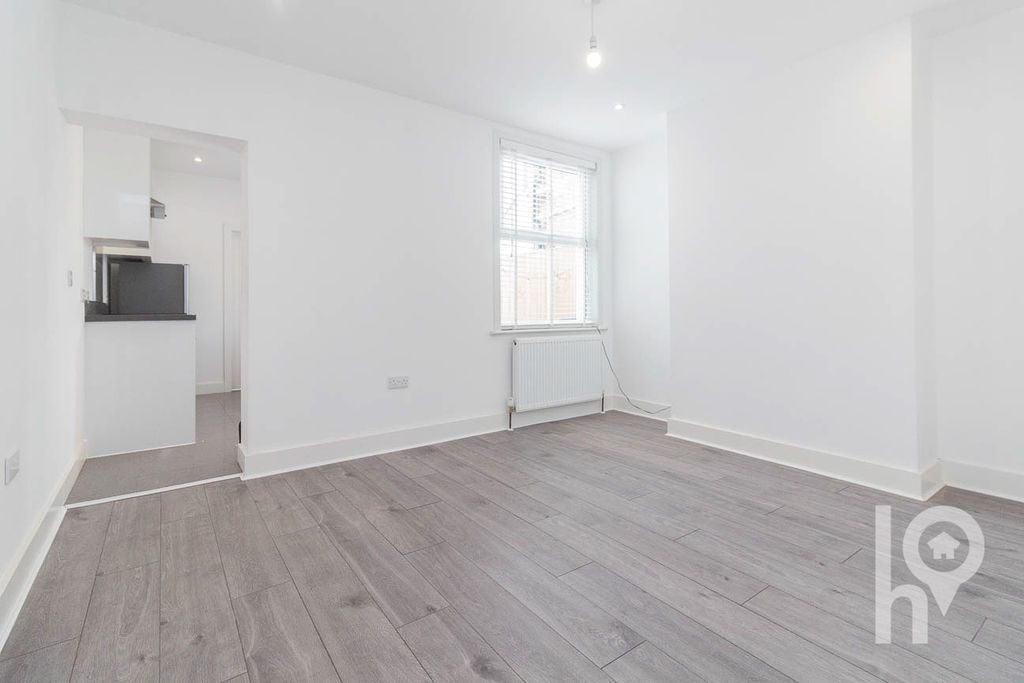 Property photo 3 of 14 Photo 8