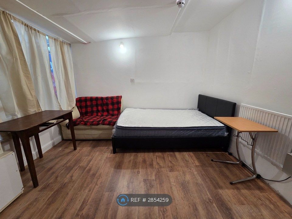 Property photo 2 of 6 Double Bedroom