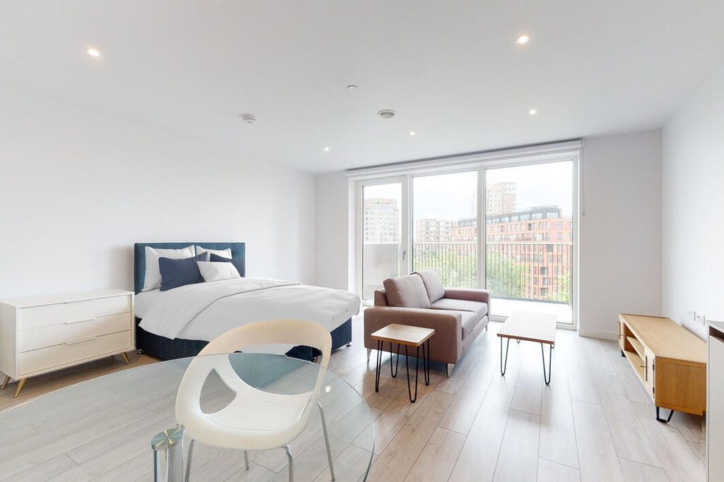 Property photo 2 of 18