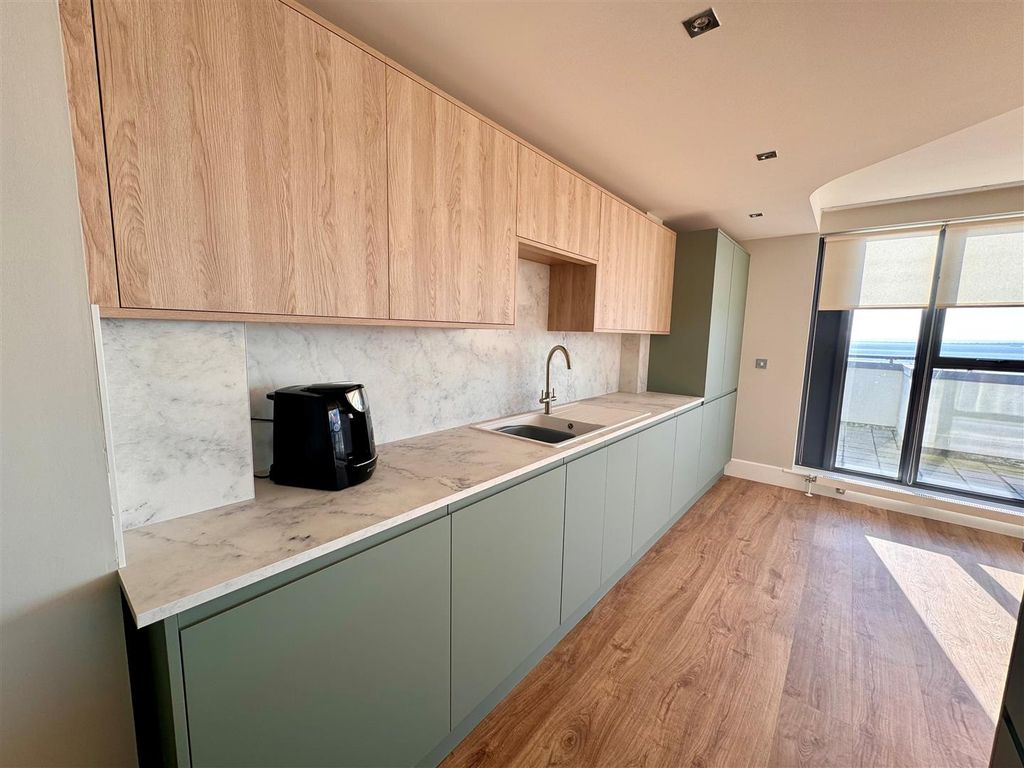 Property photo 3 of 23 Kitchen