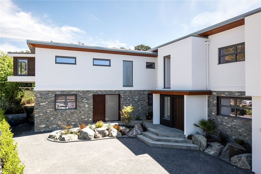 Property photo 1 of 18 Exterior