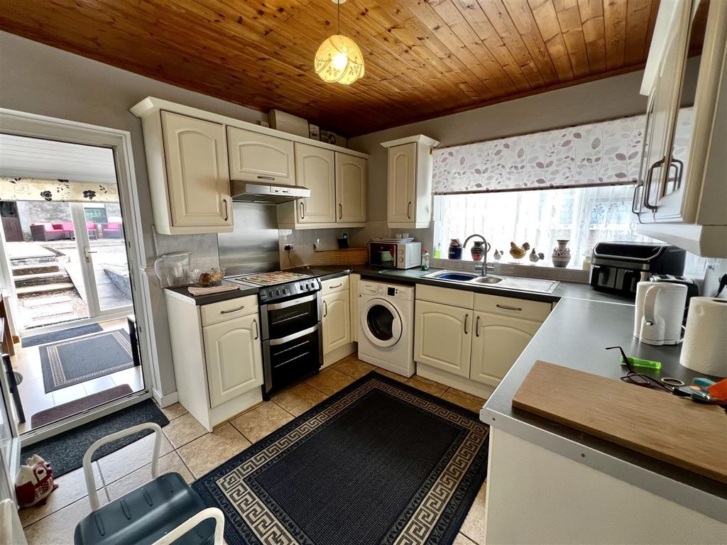 Property photo 3 of 18 Kitchen