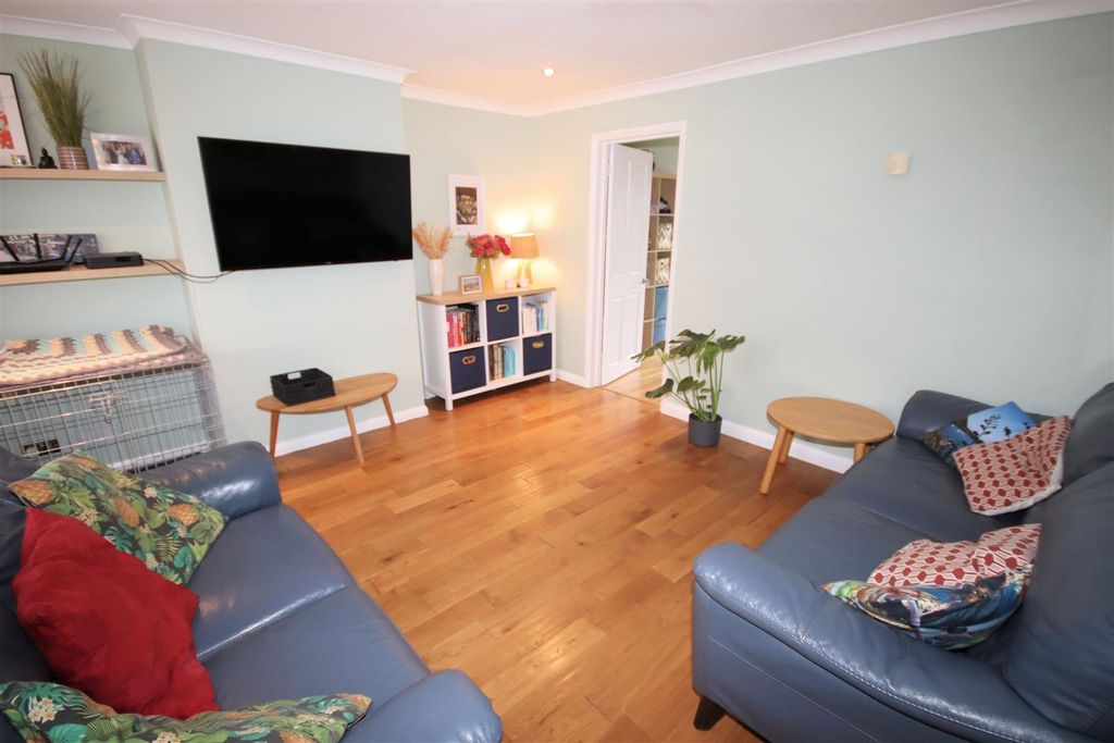 Property photo 3 of 22 Lounge