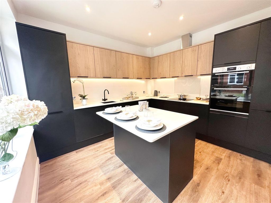 Property photo 2 of 10 Kitchen