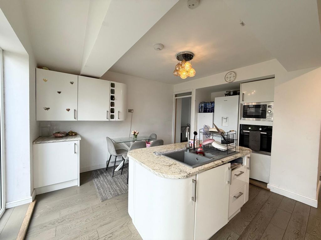 Property photo 3 of 13 Kitchen