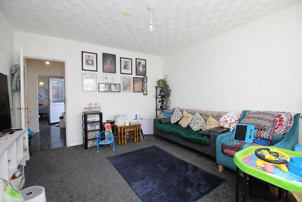 Property photo 3 of 10 Living Room.Png