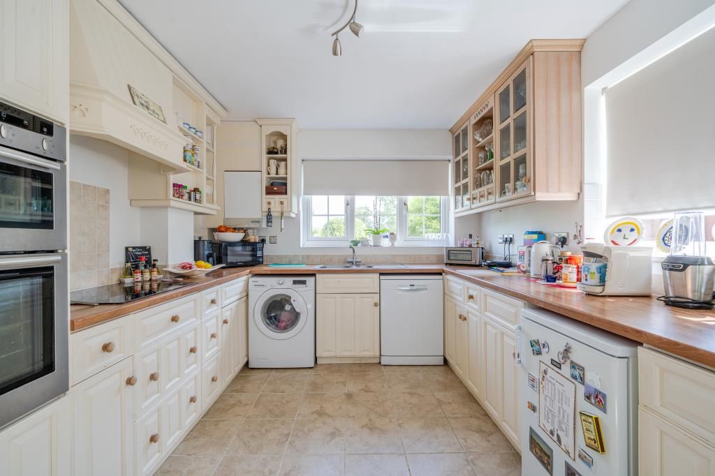 Property photo 3 of 21 Kitchen