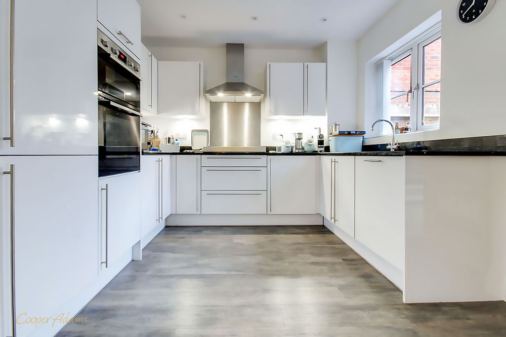 Property photo 3 of 19 Kitchen