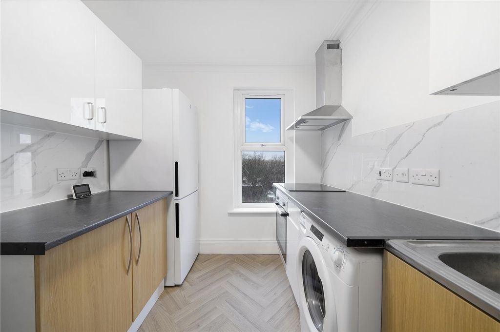 Property photo 2 of 11 Newly Fitted Kitchen