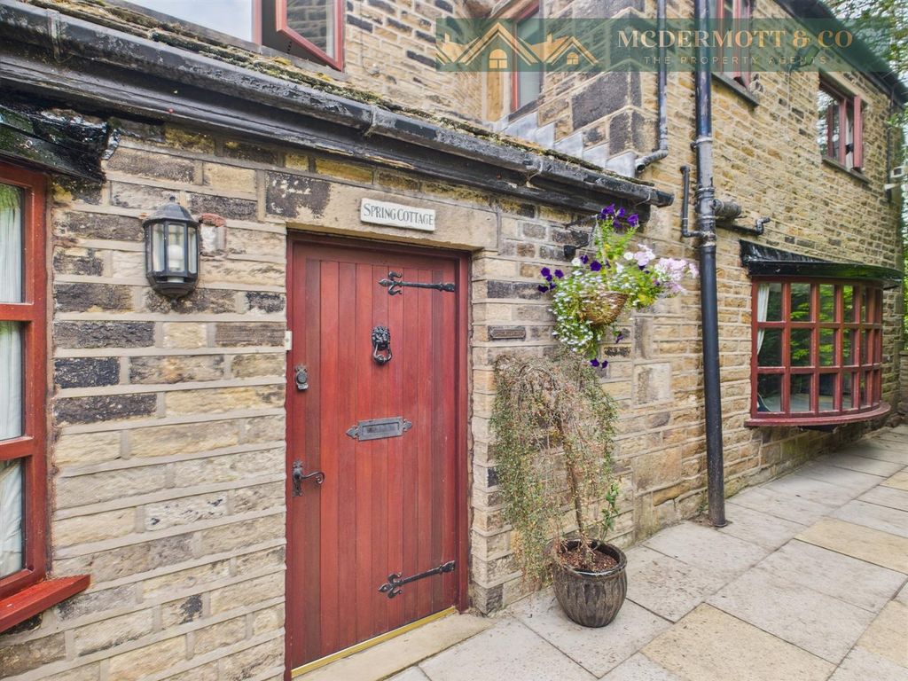 Property photo 2 of 38 Entrance Vestibule