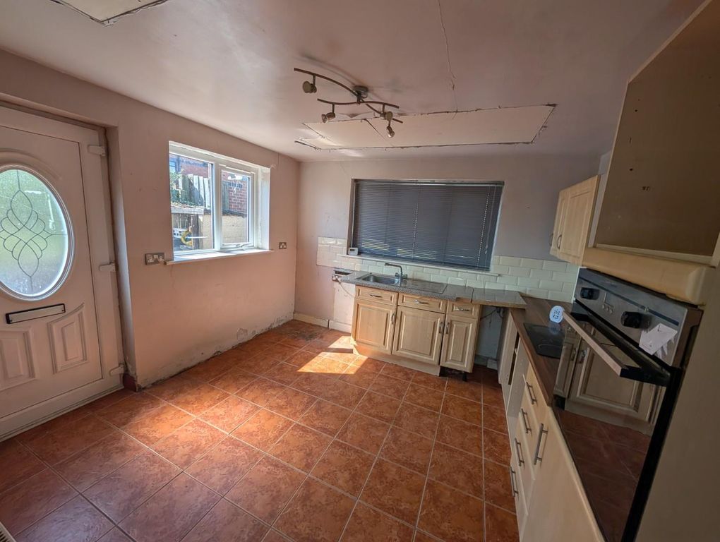 Property photo 3 of 10 Dining Kitchen