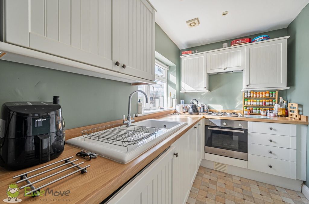 Property photo 2 of 11 Kitchen