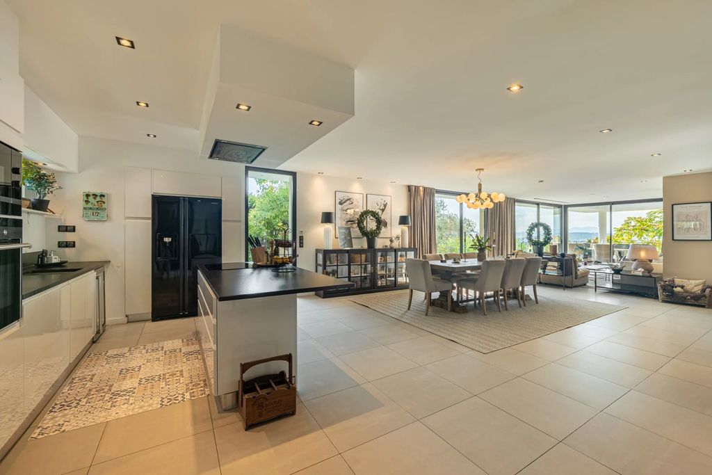 Property photo 3 of 31