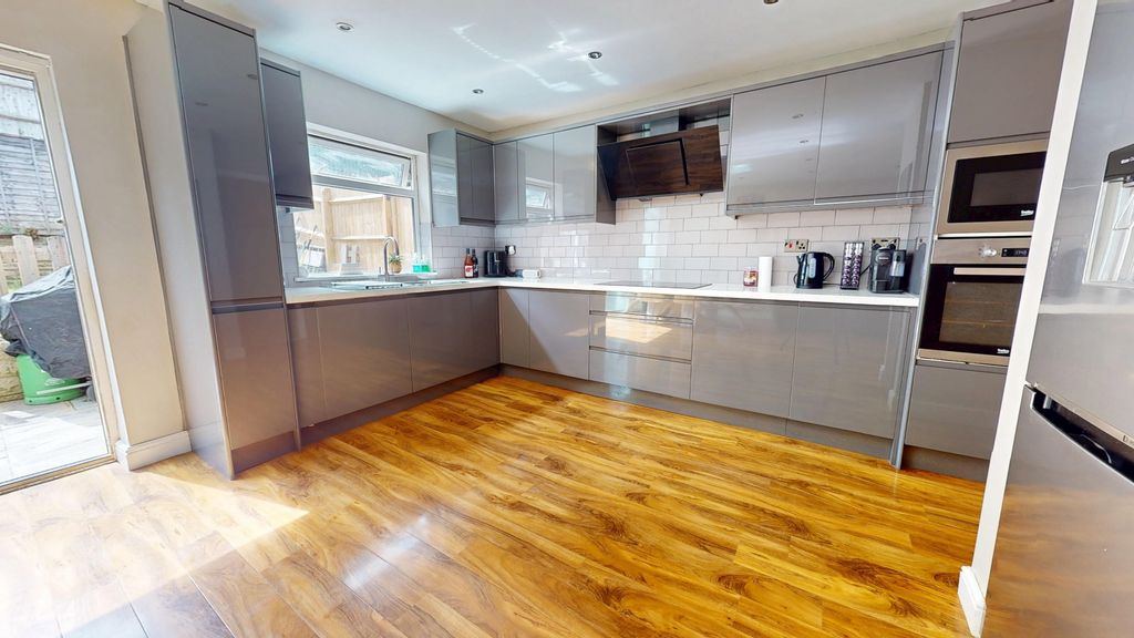 Property photo 2 of 12 Kitchen
