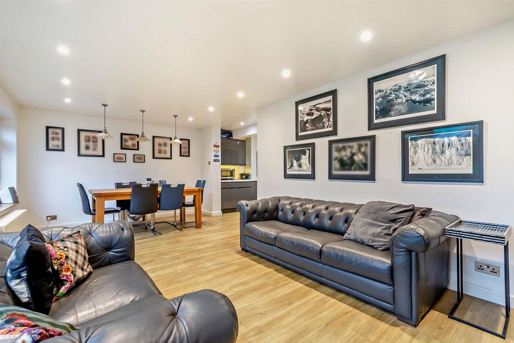 Property photo 3 of 15 8675728-Interior05-800.Jpg